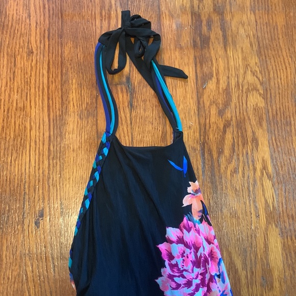Backless maxi dress in black with floral print. - Picture 3 of 4